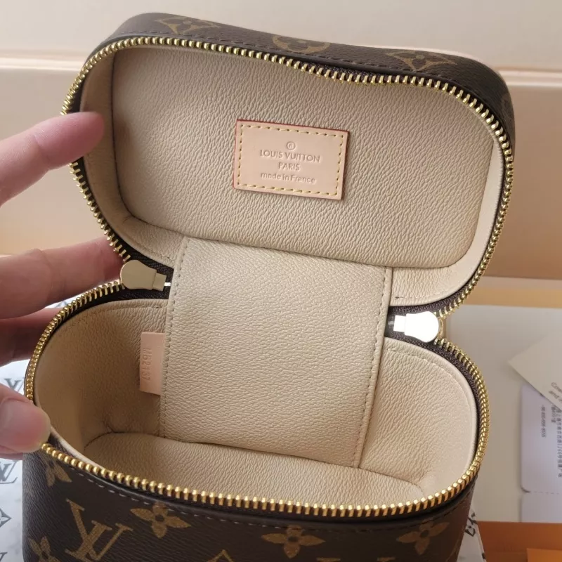 Versatile 3019 Louis Vuitton AAA Quality Handbags For Women