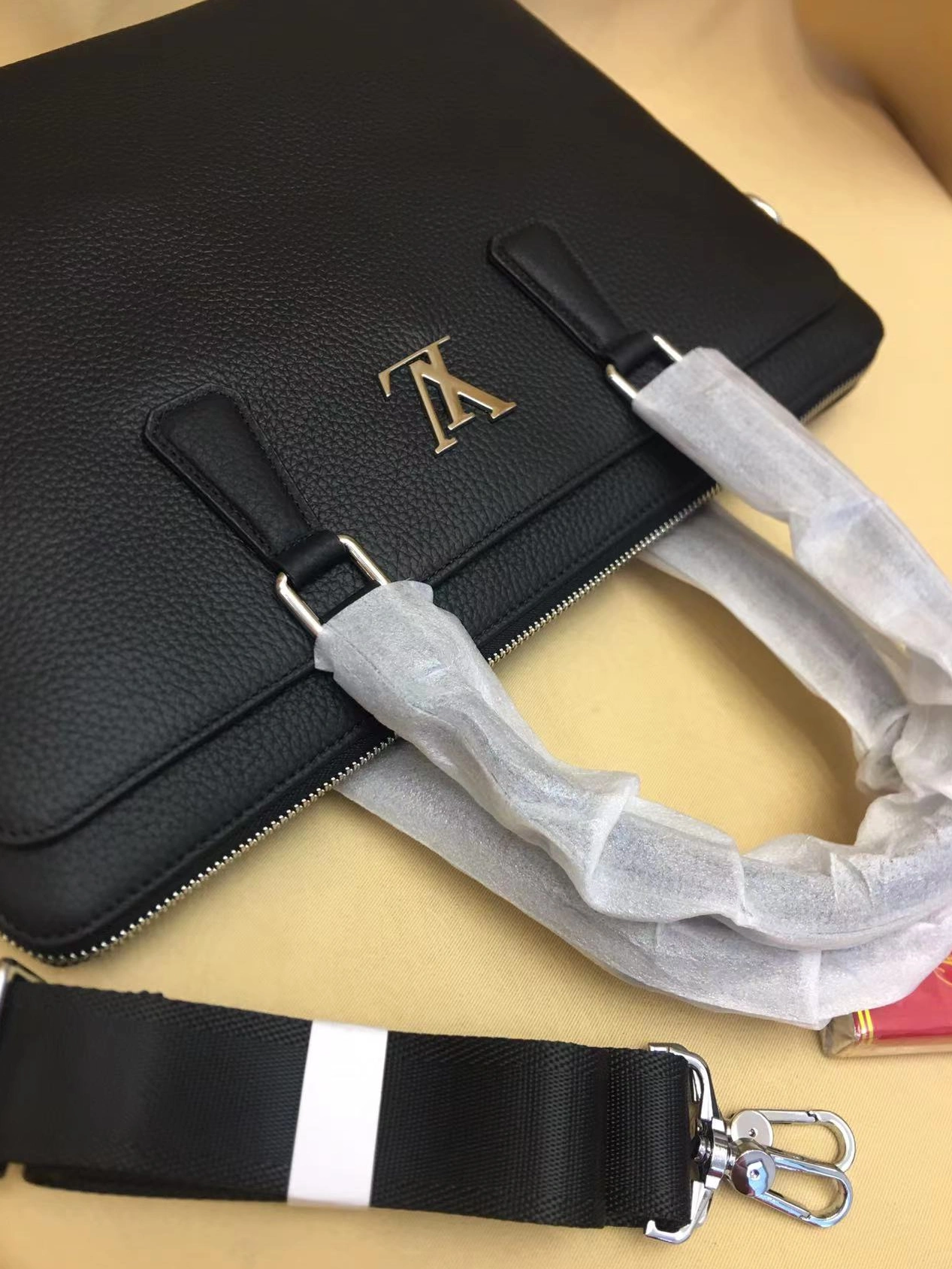 Versatile 3728 Louis Vuitton AAA Man Handbags