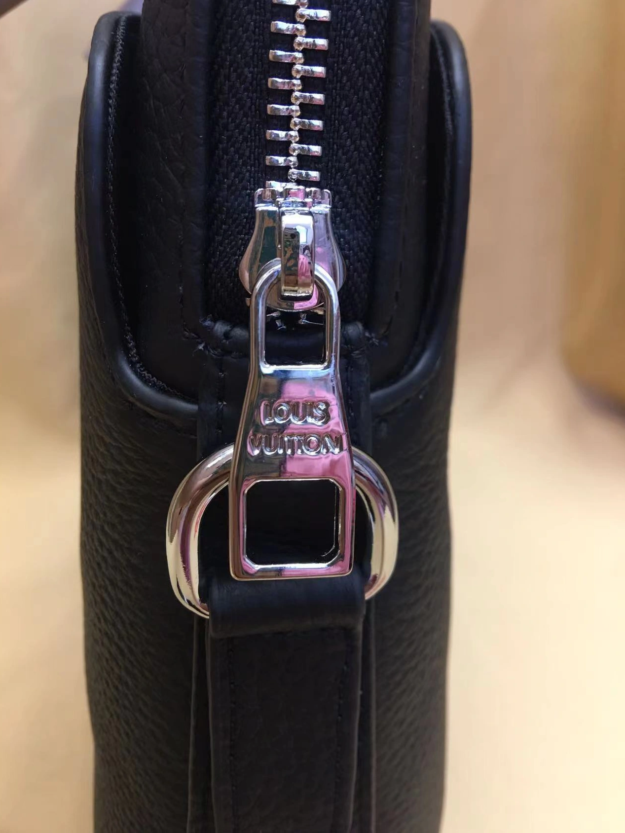 Versatile 3728 Louis Vuitton AAA Man Handbags