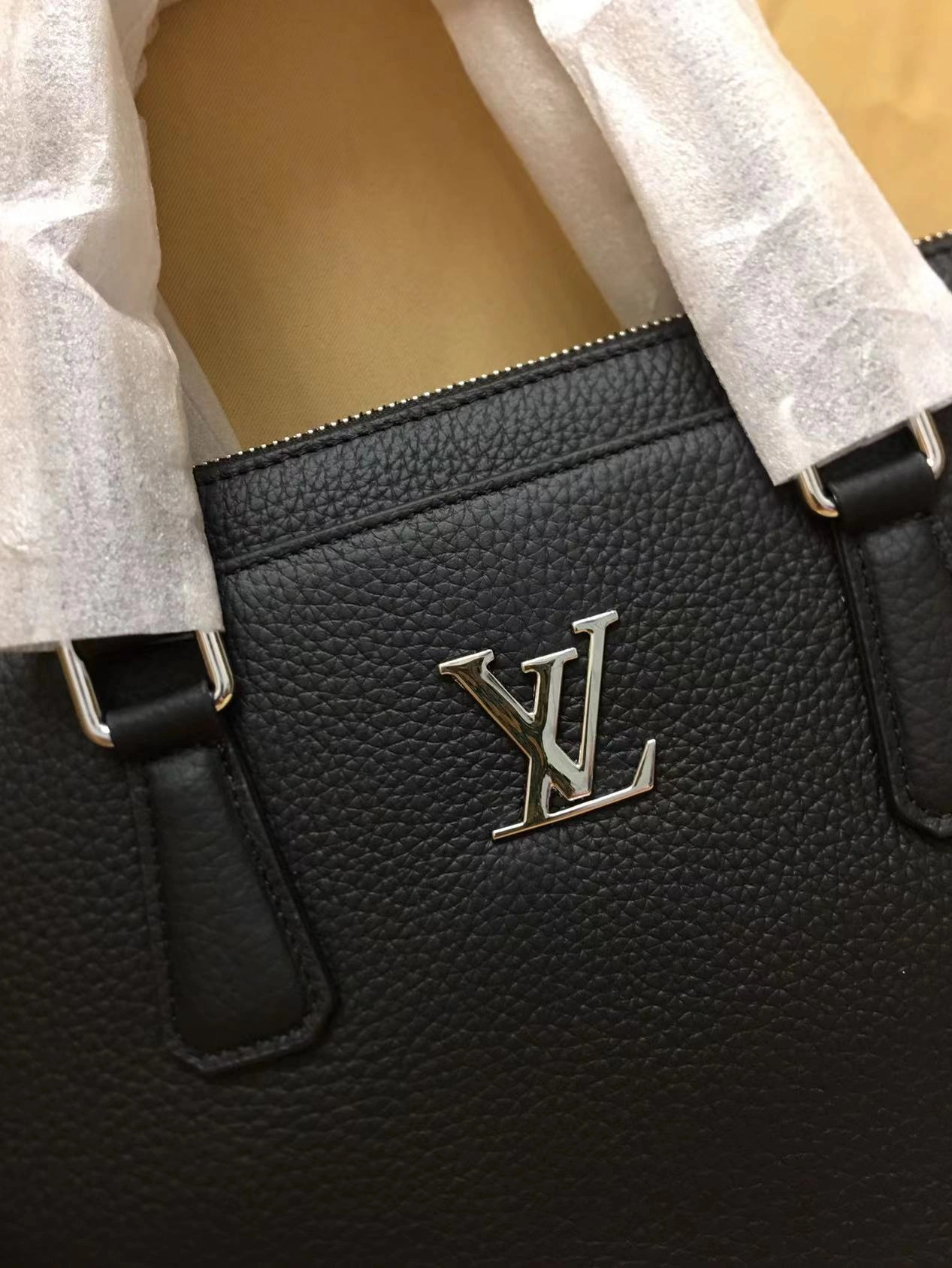 Versatile 3728 Louis Vuitton AAA Man Handbags