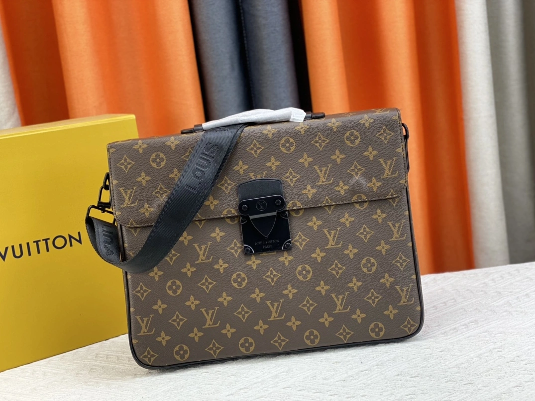 Versatile 3738 Louis Vuitton AAA Man Messenger Bags