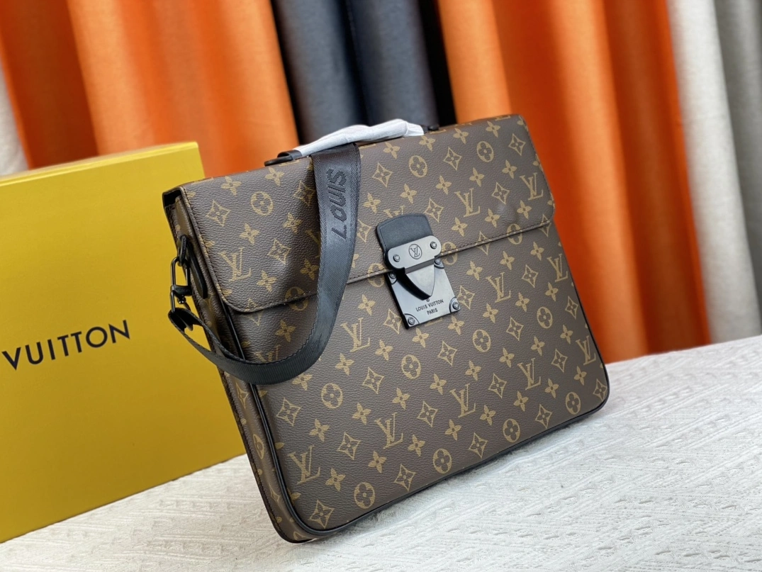 Versatile 3738 Louis Vuitton AAA Man Messenger Bags