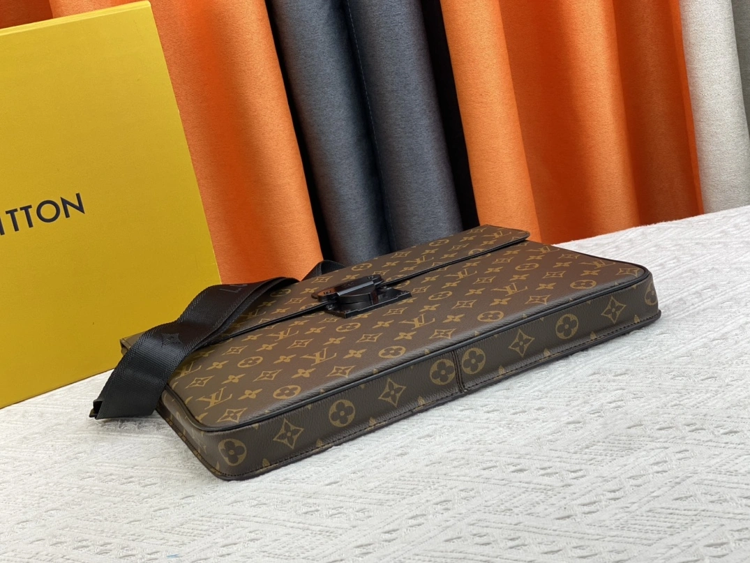 Versatile 3738 Louis Vuitton AAA Man Messenger Bags