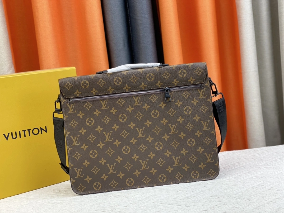 Versatile 3738 Louis Vuitton AAA Man Messenger Bags