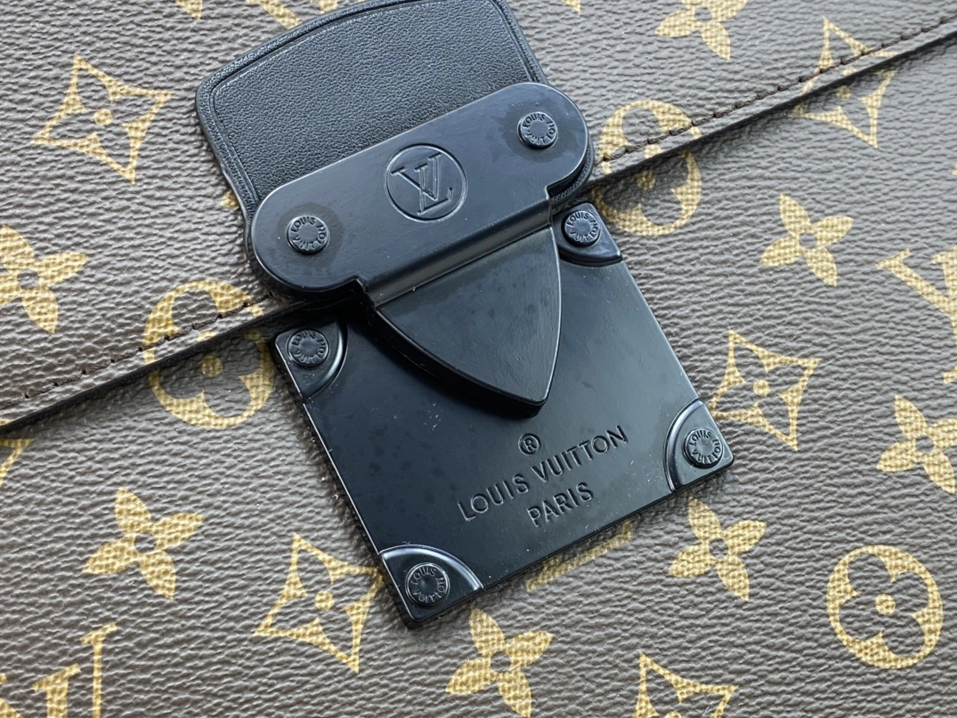 Versatile 3738 Louis Vuitton AAA Man Messenger Bags