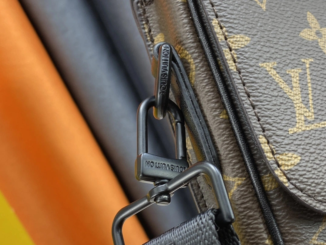 Versatile 3738 Louis Vuitton AAA Man Messenger Bags