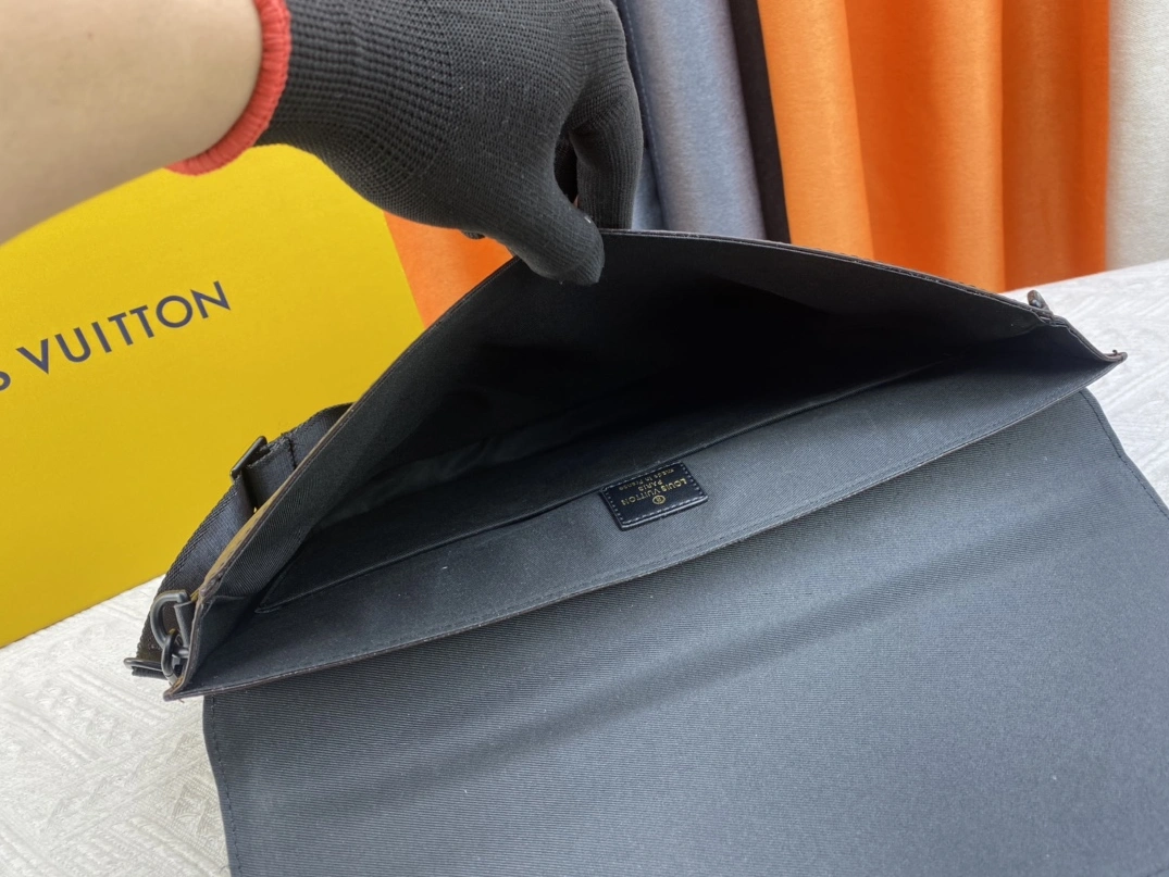 Versatile 3738 Louis Vuitton AAA Man Messenger Bags