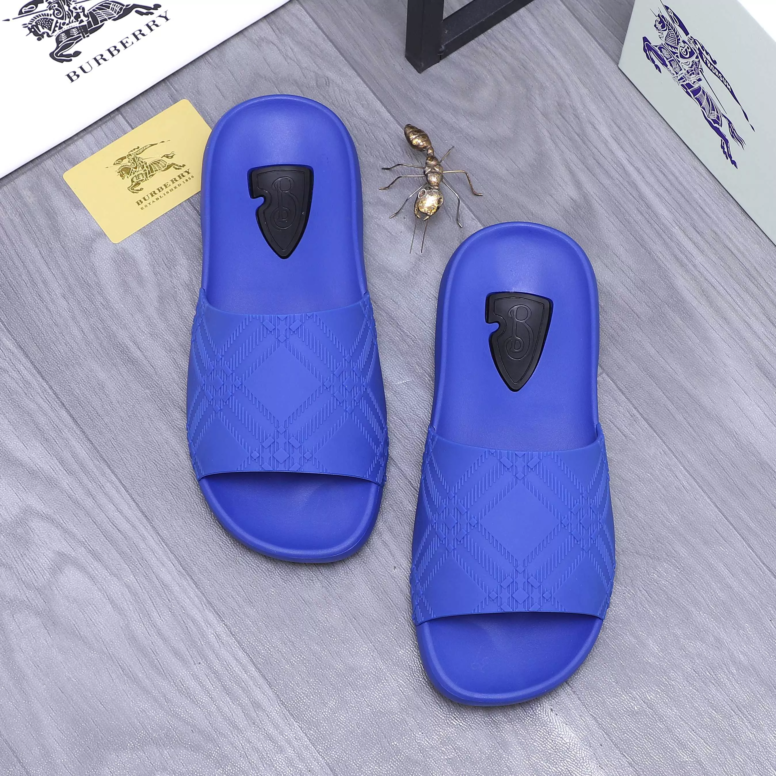 Versatile 3852 Burberry Slippers For Men
