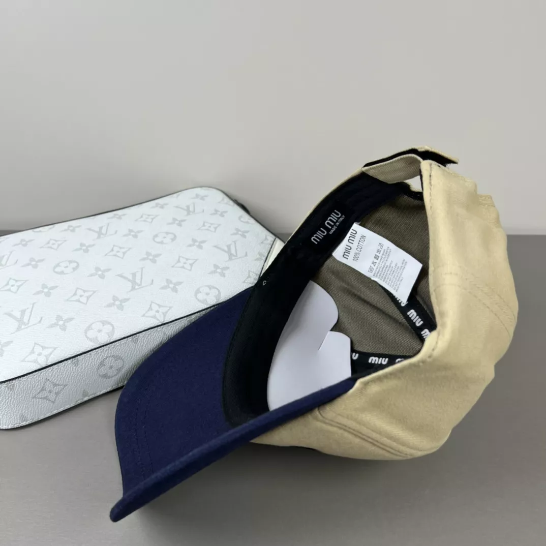 Versatile 4026 MIU MIU Caps