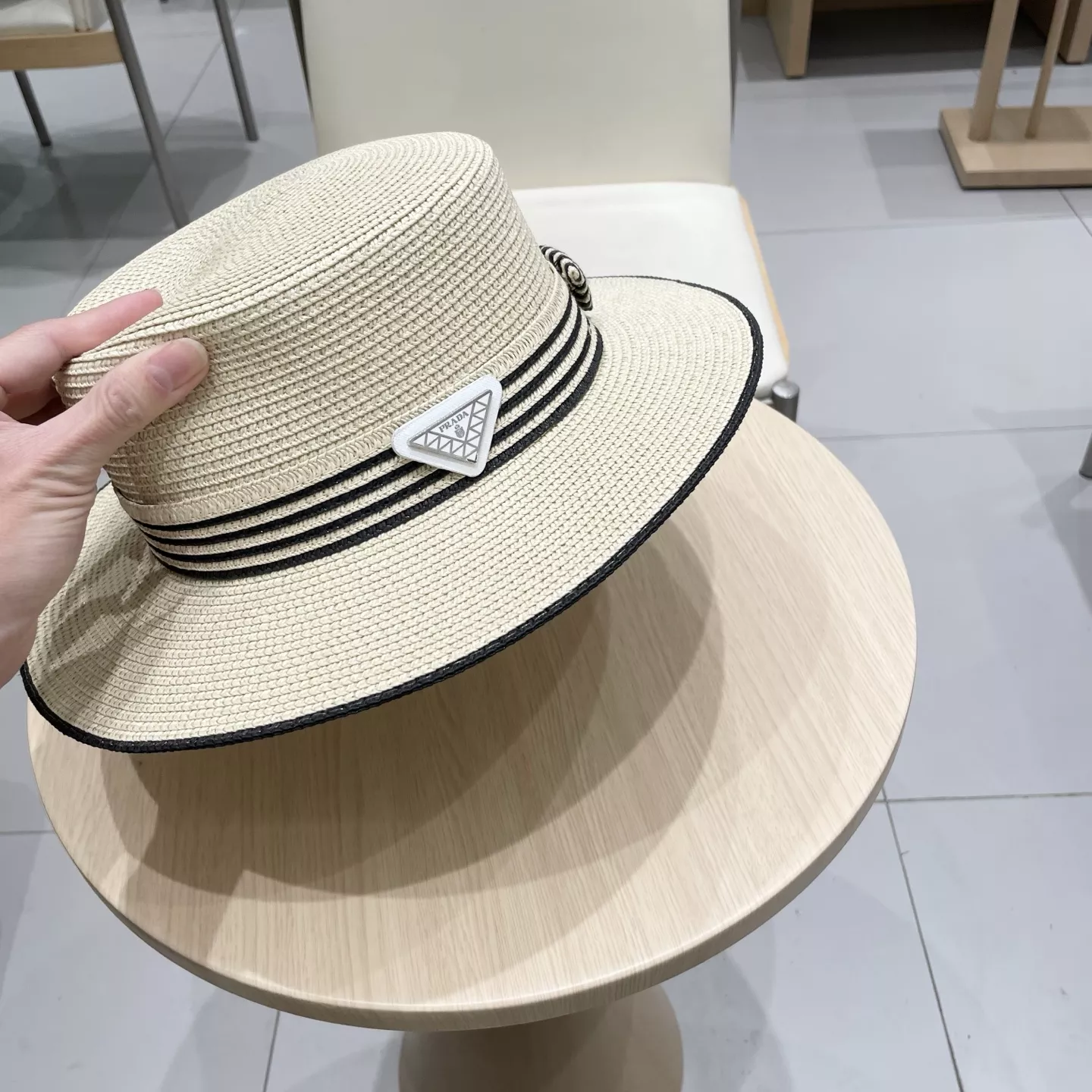 Versatile 4131 Prada Caps