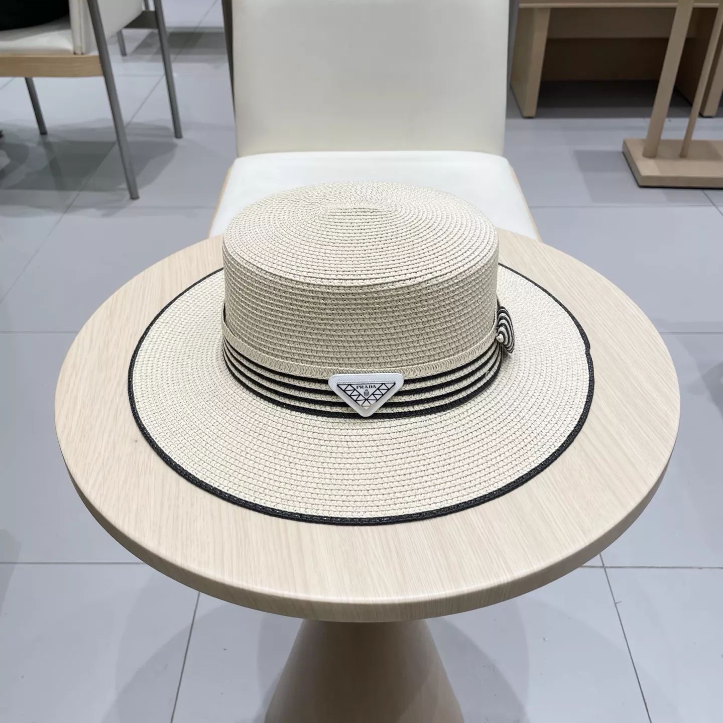 Versatile 4131 Prada Caps