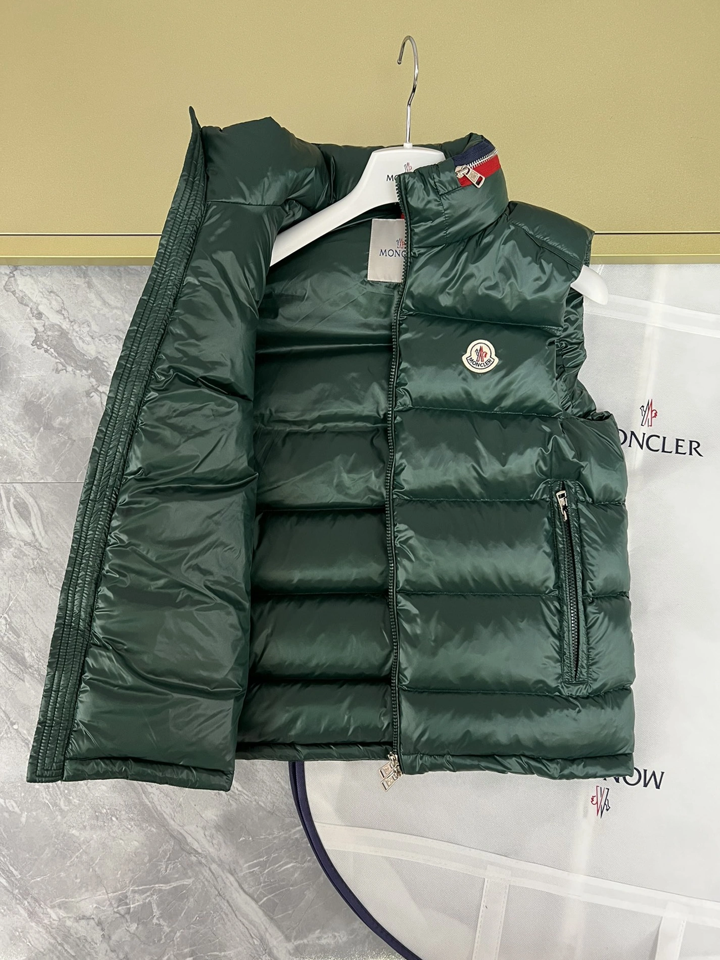 Versatile 4266 Moncler Down Feather Coat Sleeveless For Men