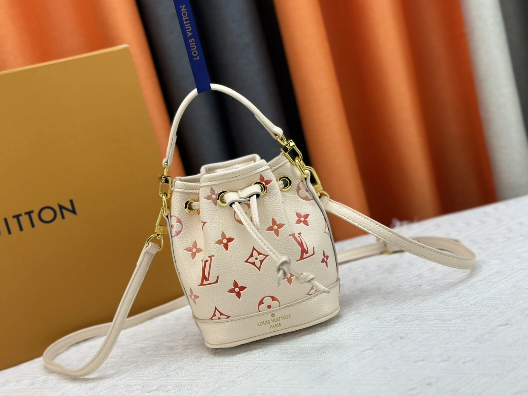 Versatile 4499 Louis Vuitton AAA Quality Messenger Bags For Women