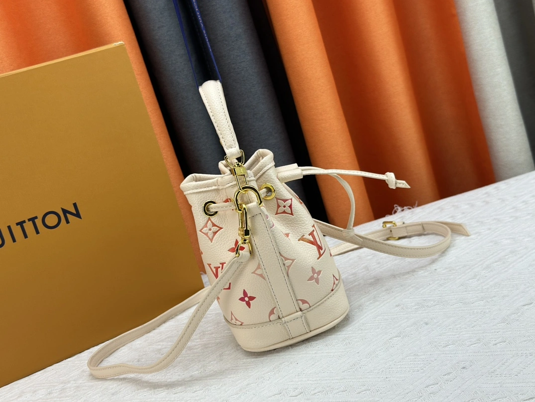 Versatile 4499 Louis Vuitton AAA Quality Messenger Bags For Women