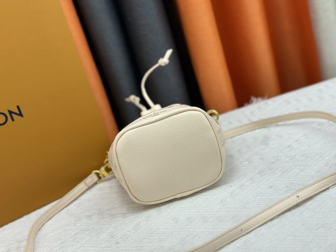 Versatile 4499 Louis Vuitton AAA Quality Messenger Bags For Women