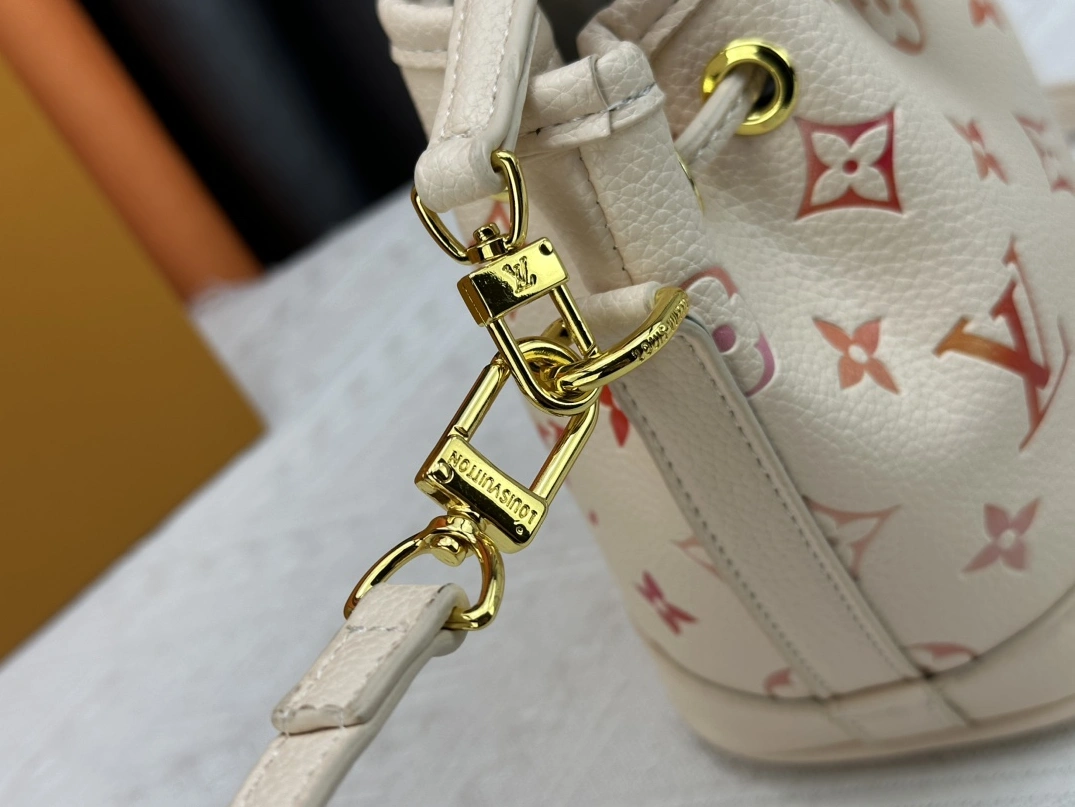 Versatile 4499 Louis Vuitton AAA Quality Messenger Bags For Women