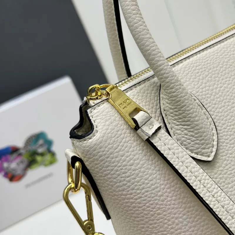Versatile 5139 Prada AAA Quality Handbags For Women