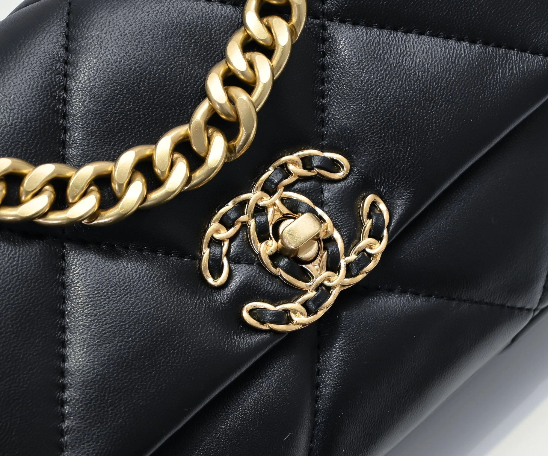 Versatile 5898 Chanel AAA Quality Messenger Bags For Women