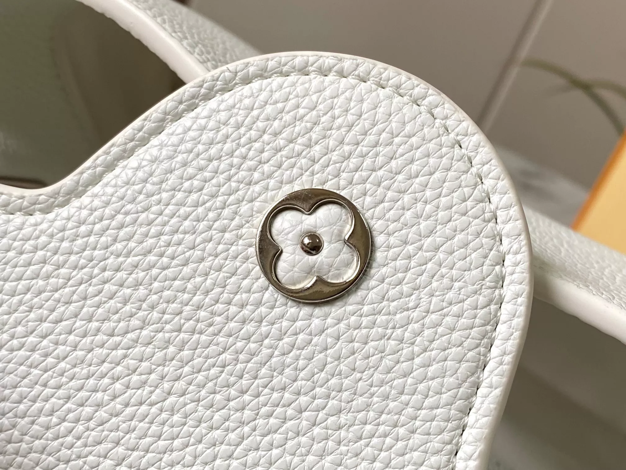 Versatile 5944 Louis Vuitton AAA Quality Messenger Bags For Women