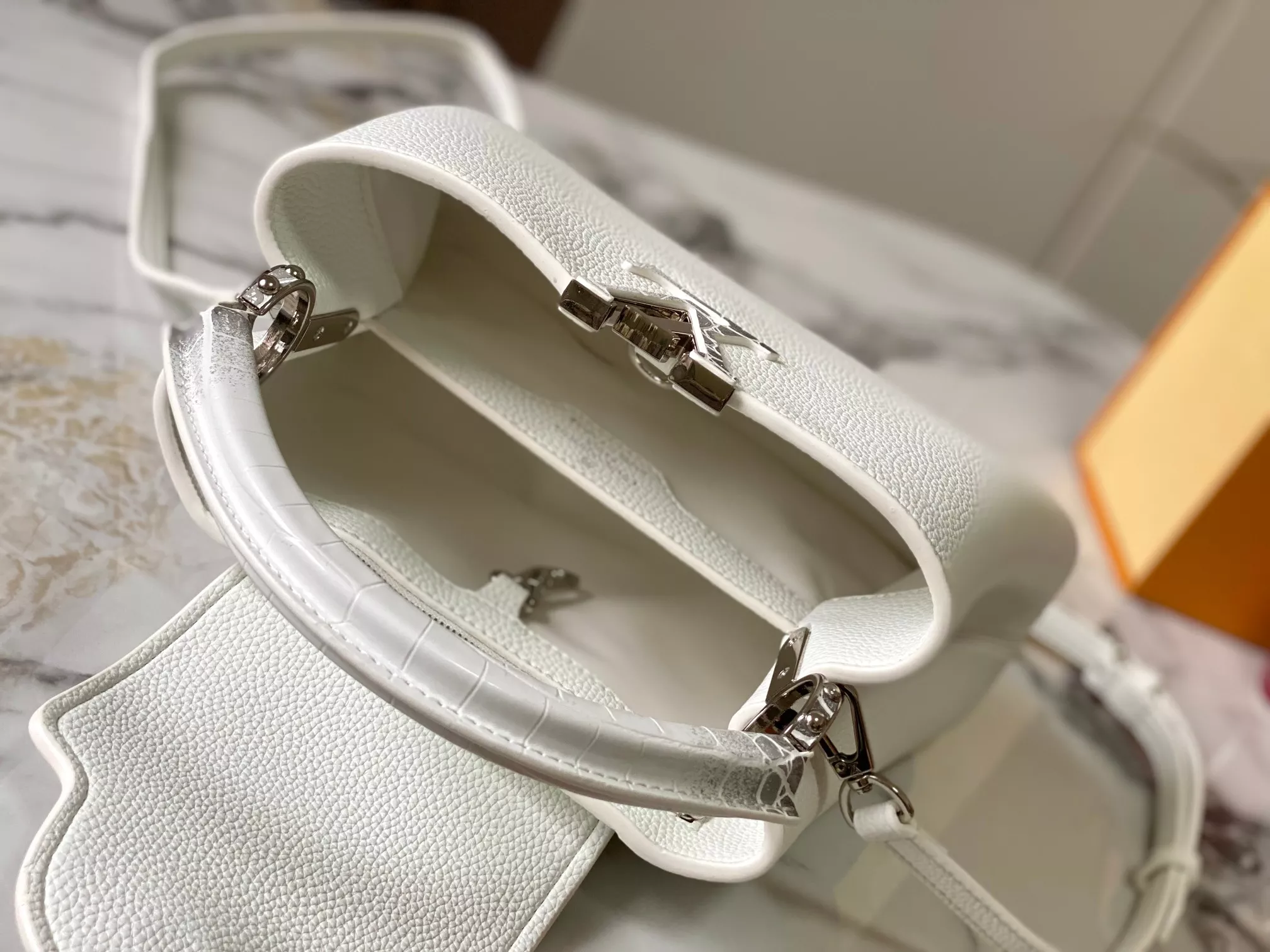 Versatile 5944 Louis Vuitton AAA Quality Messenger Bags For Women