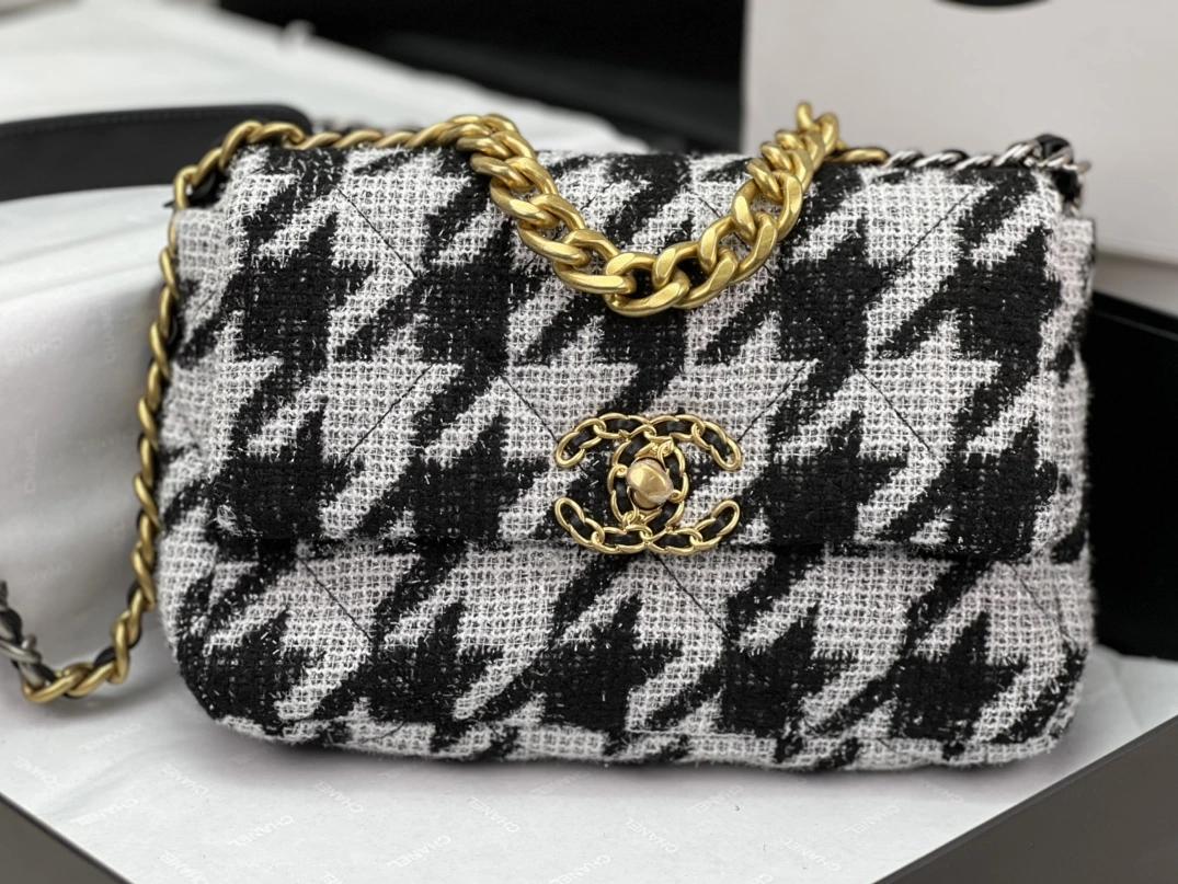 Versatile 5995 Chanel AAA Quality Messenger Bags For Women