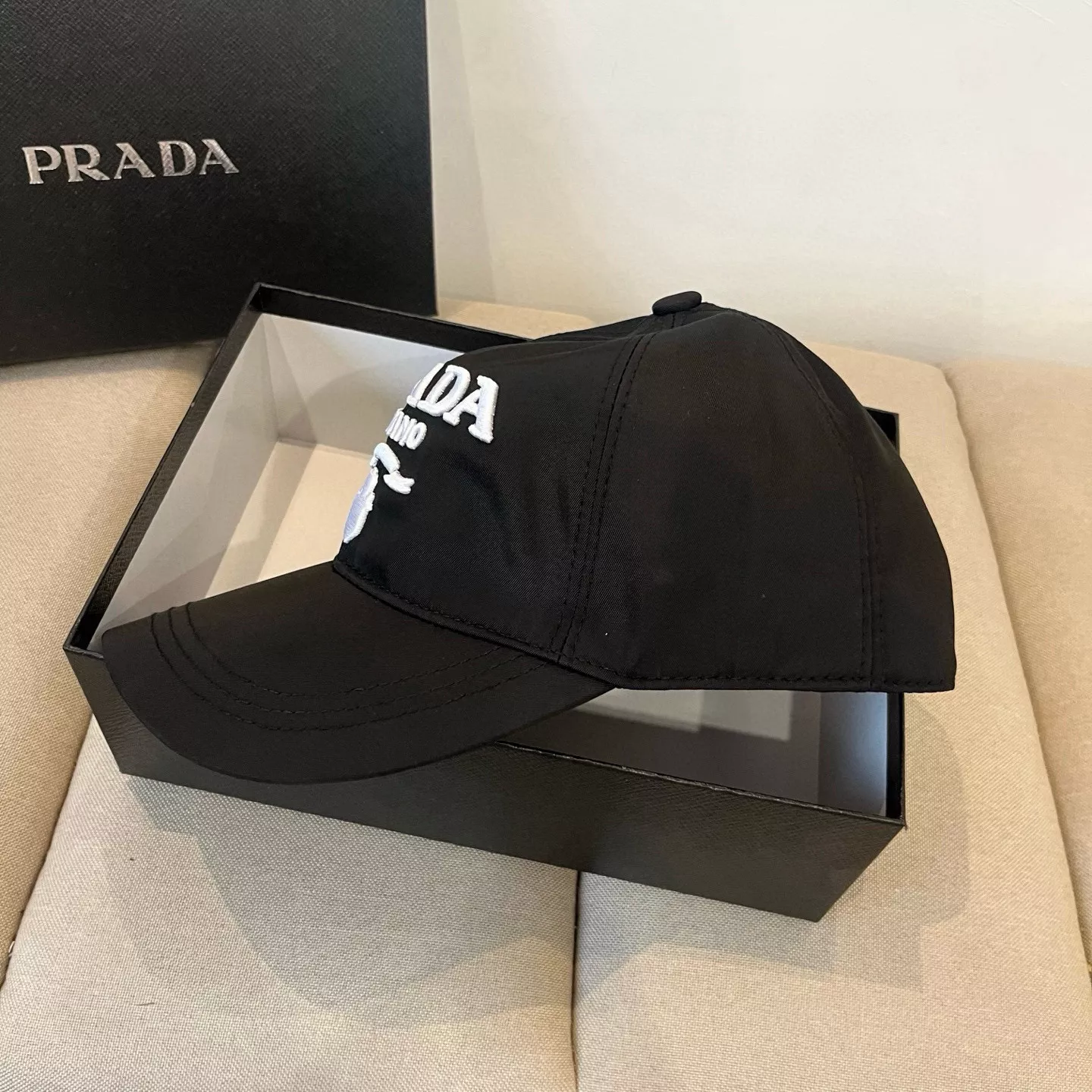 Versatile 6072 Prada Caps