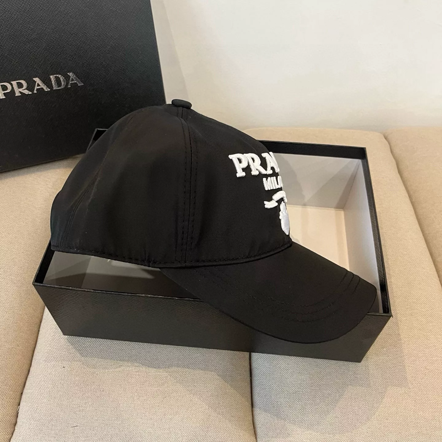 Versatile 6072 Prada Caps