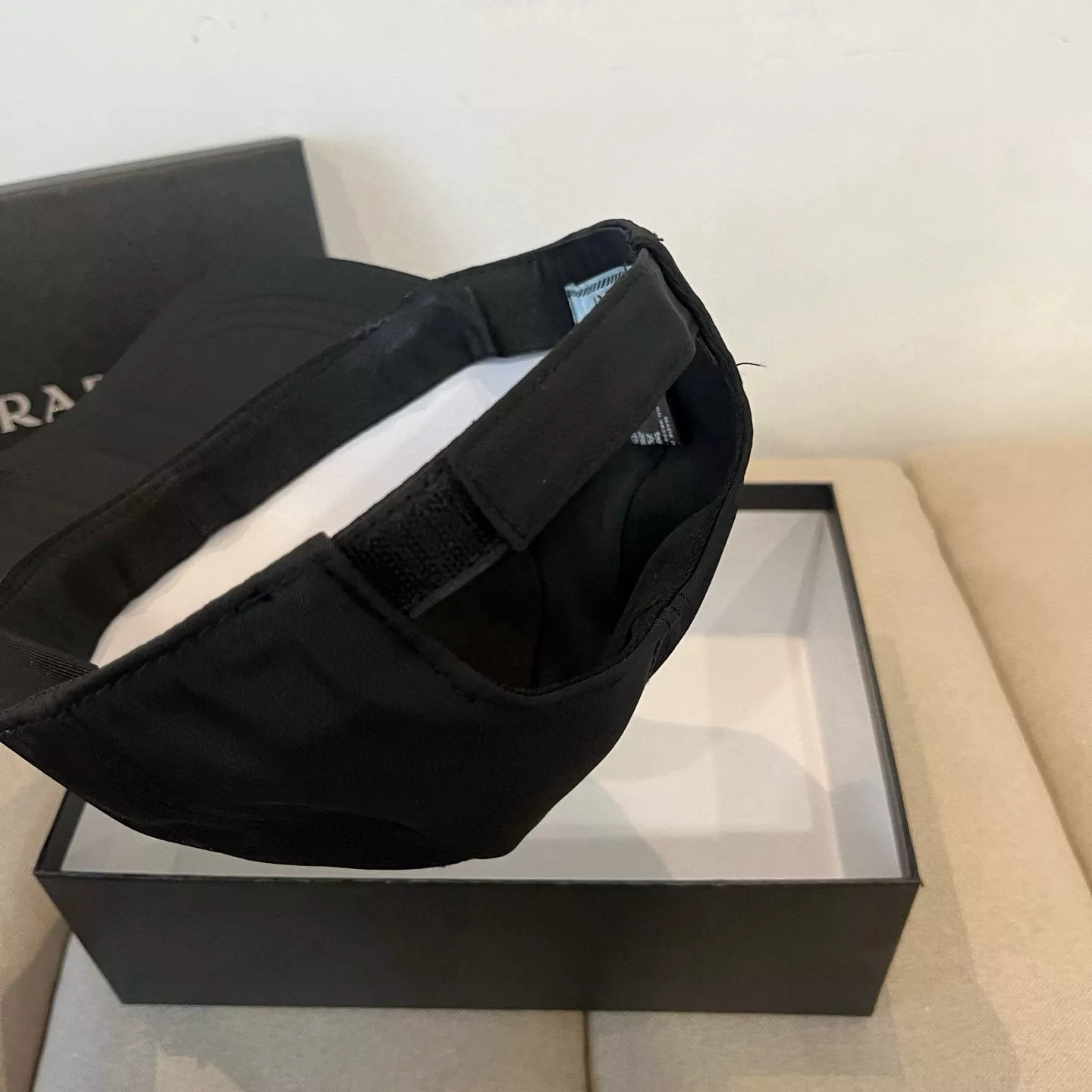 Versatile 6072 Prada Caps