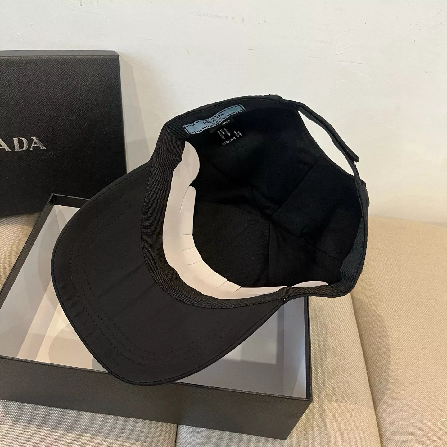 Versatile 6072 Prada Caps