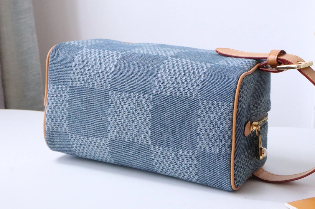 Versatile 7256 Louis Vuitton AAA Quality Handbags For Women