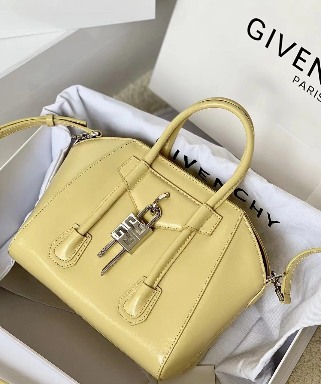 Versatile 7466 Givenchy AAA Quality Handbags For Women