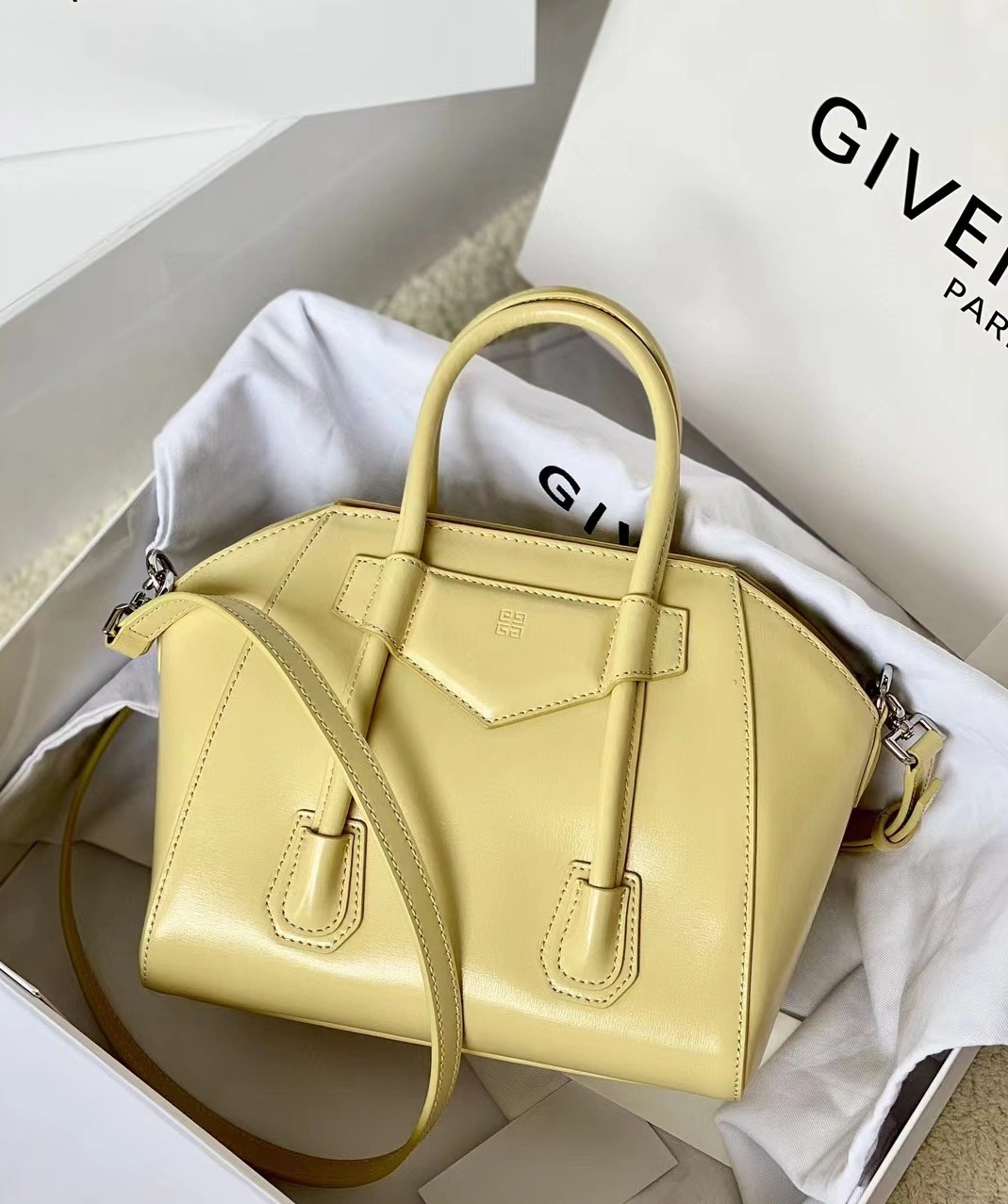 Versatile 7466 Givenchy AAA Quality Handbags For Women