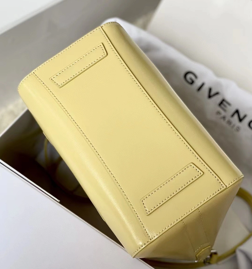 Versatile 7466 Givenchy AAA Quality Handbags For Women