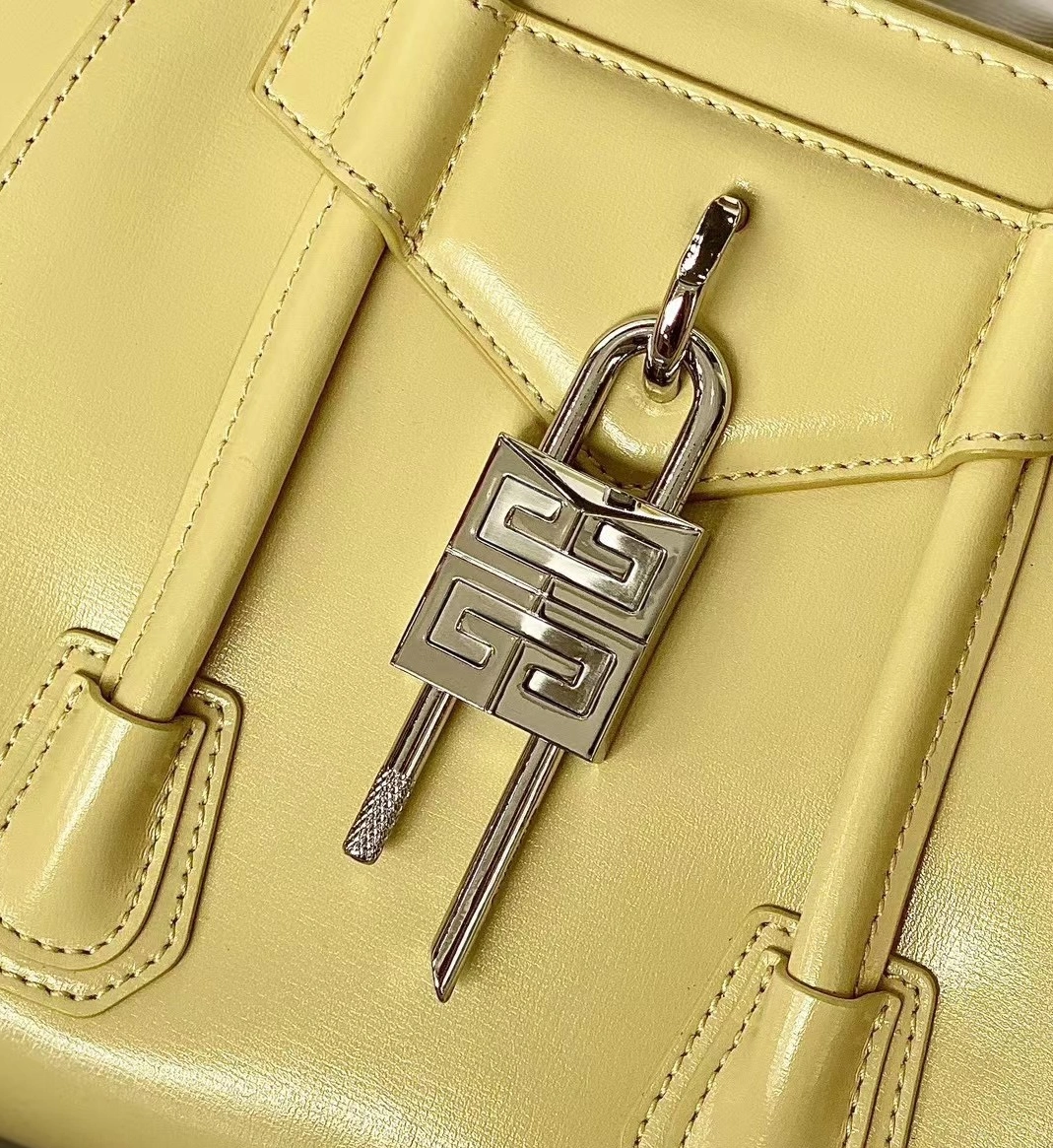 Versatile 7466 Givenchy AAA Quality Handbags For Women