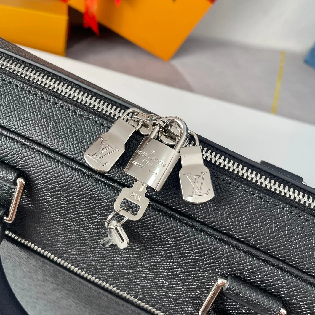 Versatile 7613 Louis Vuitton AAA Man Handbags