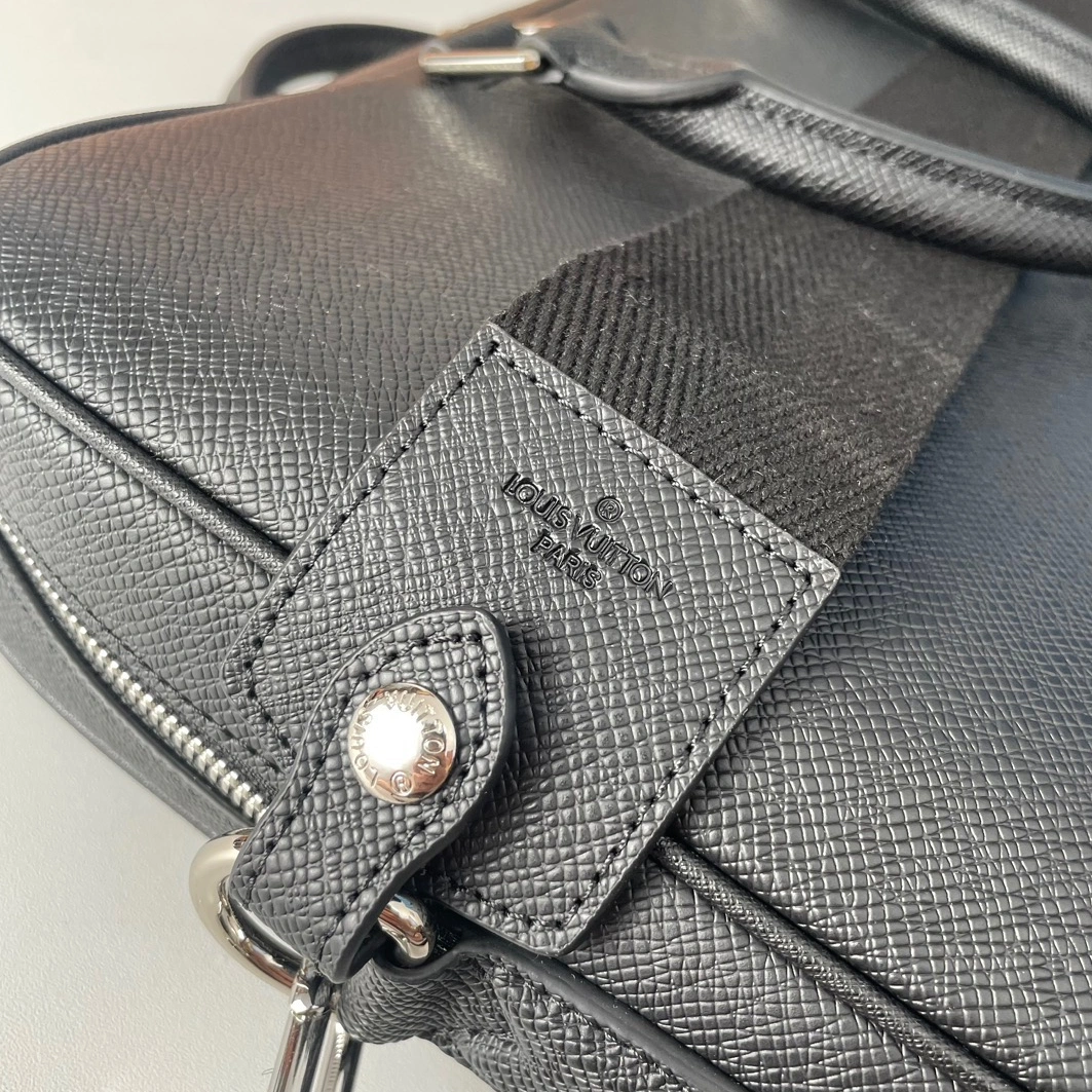 Versatile 7613 Louis Vuitton AAA Man Handbags