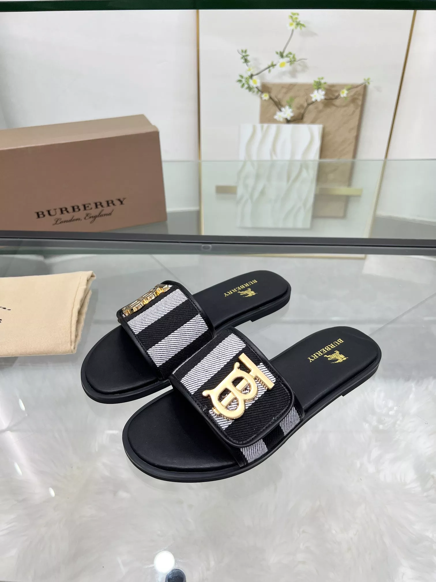 Versatile 7981 Burberry Slippers For Women