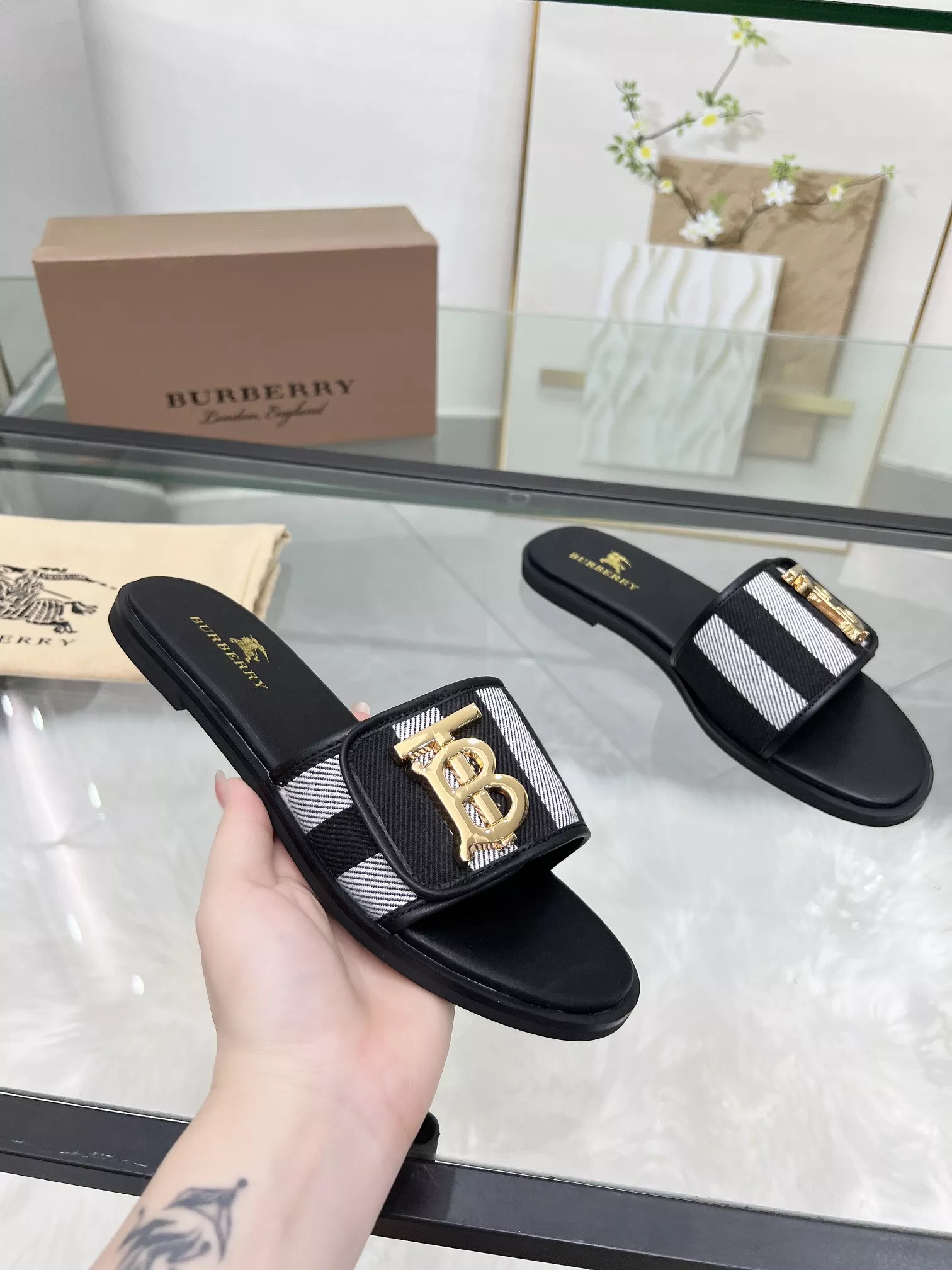 Versatile 7981 Burberry Slippers For Women