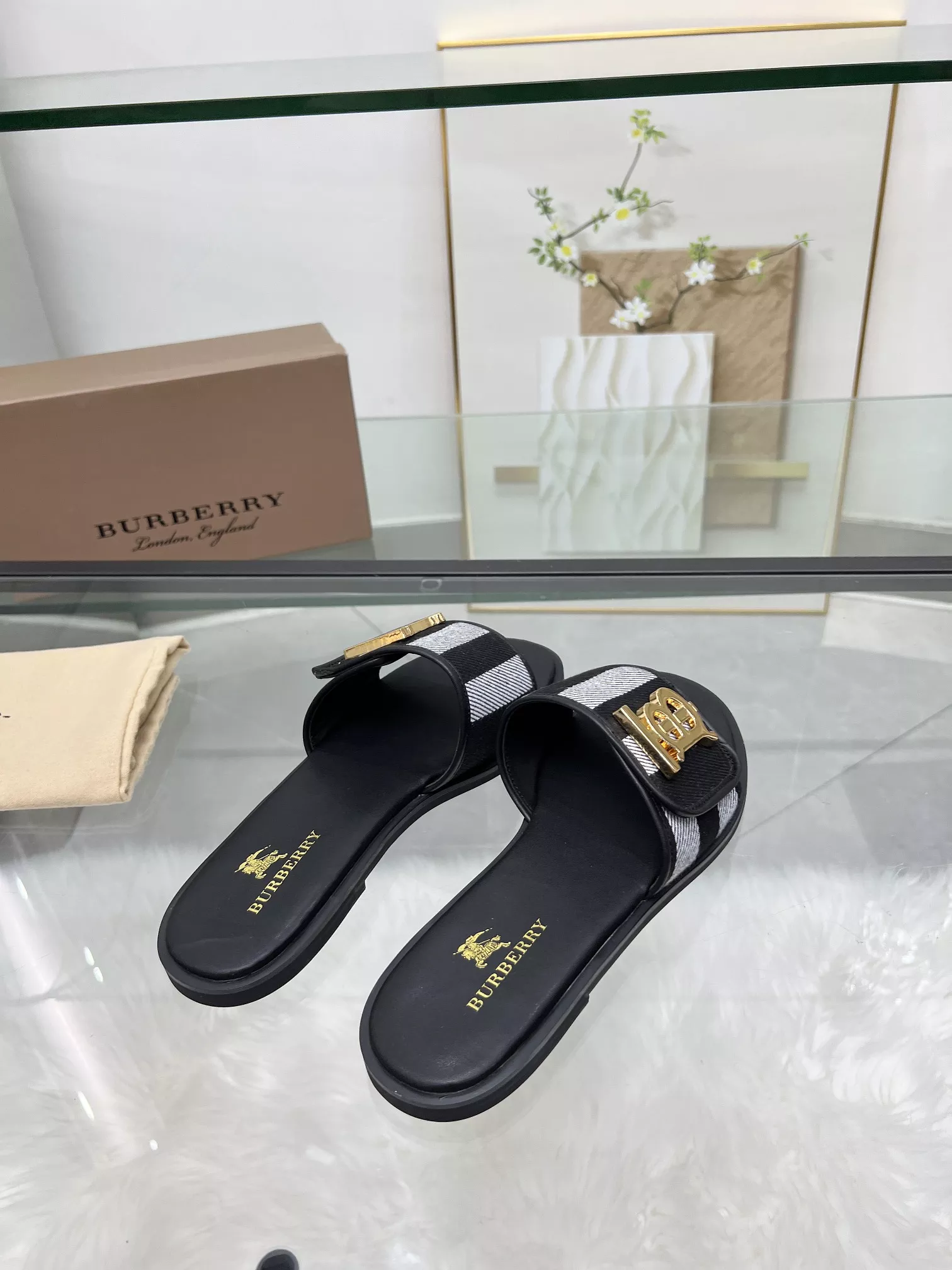 Versatile 7981 Burberry Slippers For Women