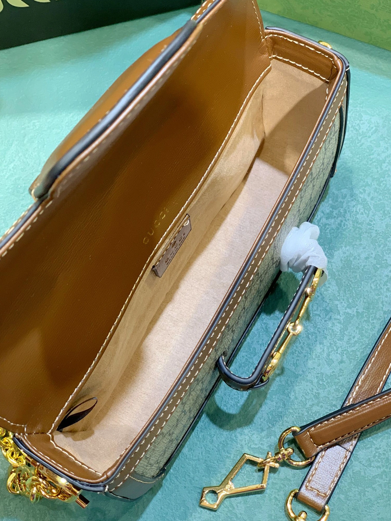 Versatile 806 Gucci AAA Quality Messenger Bags For Women