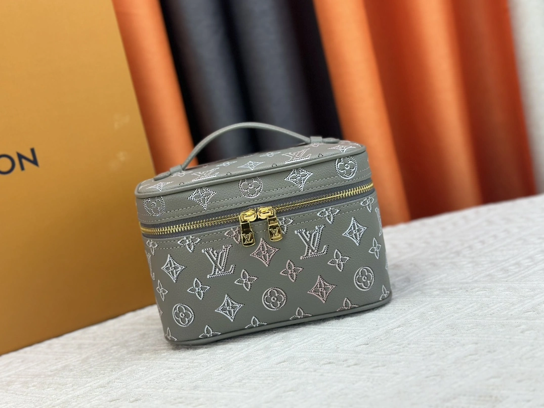 Versatile 8085 Louis Vuitton AAA Quality Handbags For Women