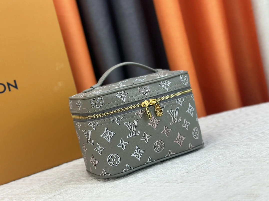 Versatile 8085 Louis Vuitton AAA Quality Handbags For Women
