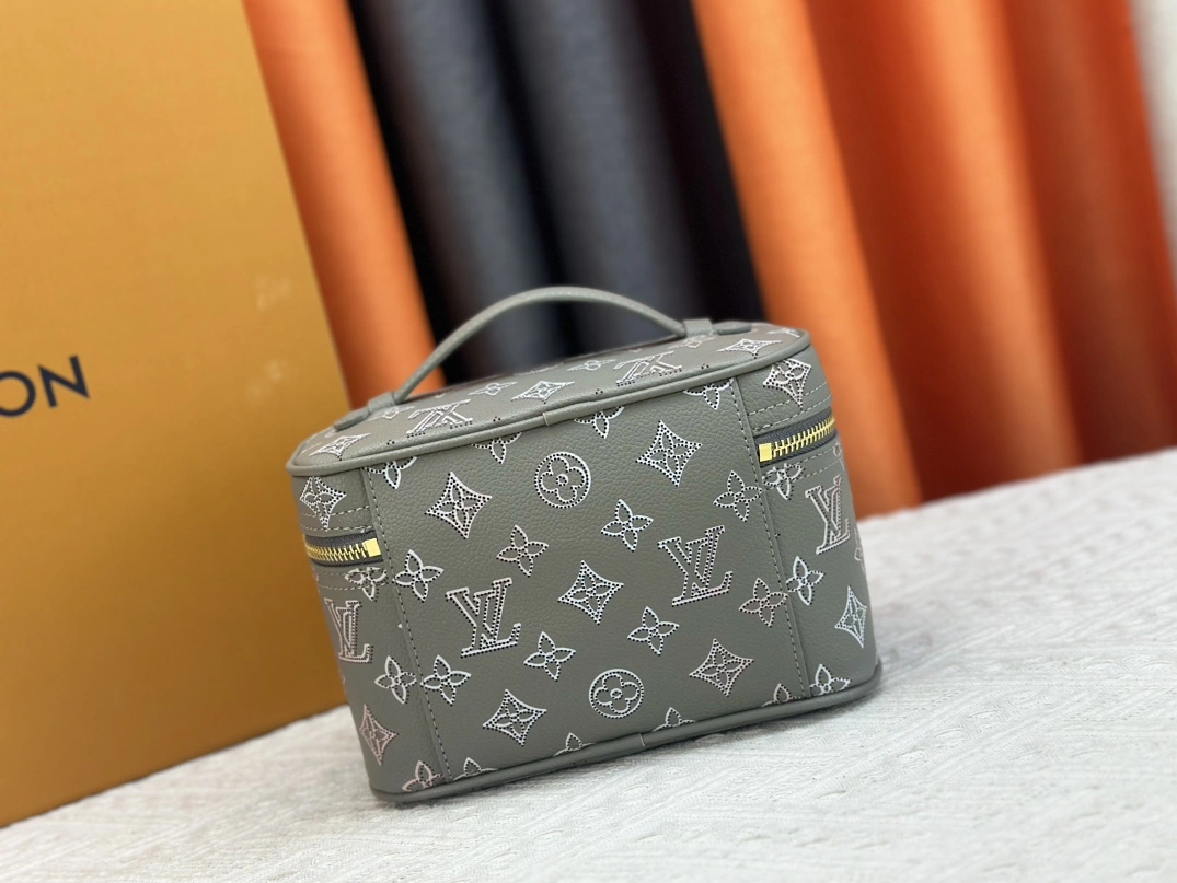 Versatile 8085 Louis Vuitton AAA Quality Handbags For Women