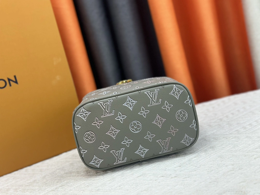 Versatile 8085 Louis Vuitton AAA Quality Handbags For Women
