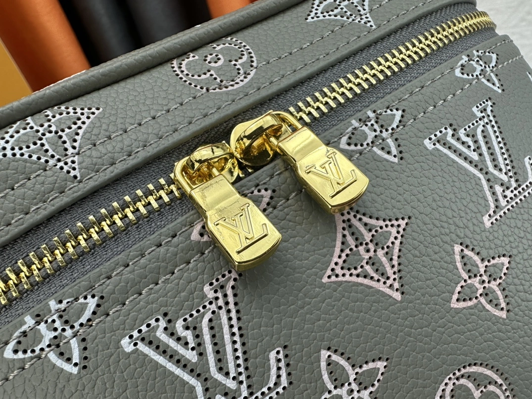 Versatile 8085 Louis Vuitton AAA Quality Handbags For Women