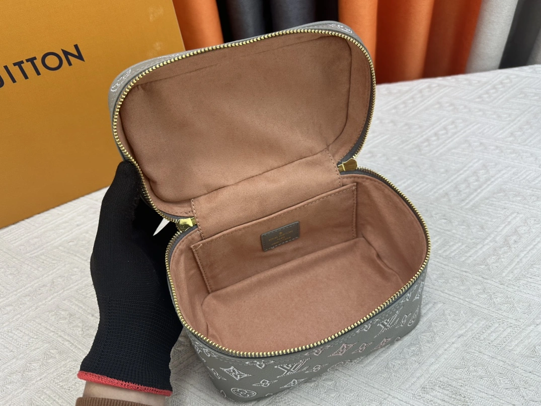 Versatile 8085 Louis Vuitton AAA Quality Handbags For Women