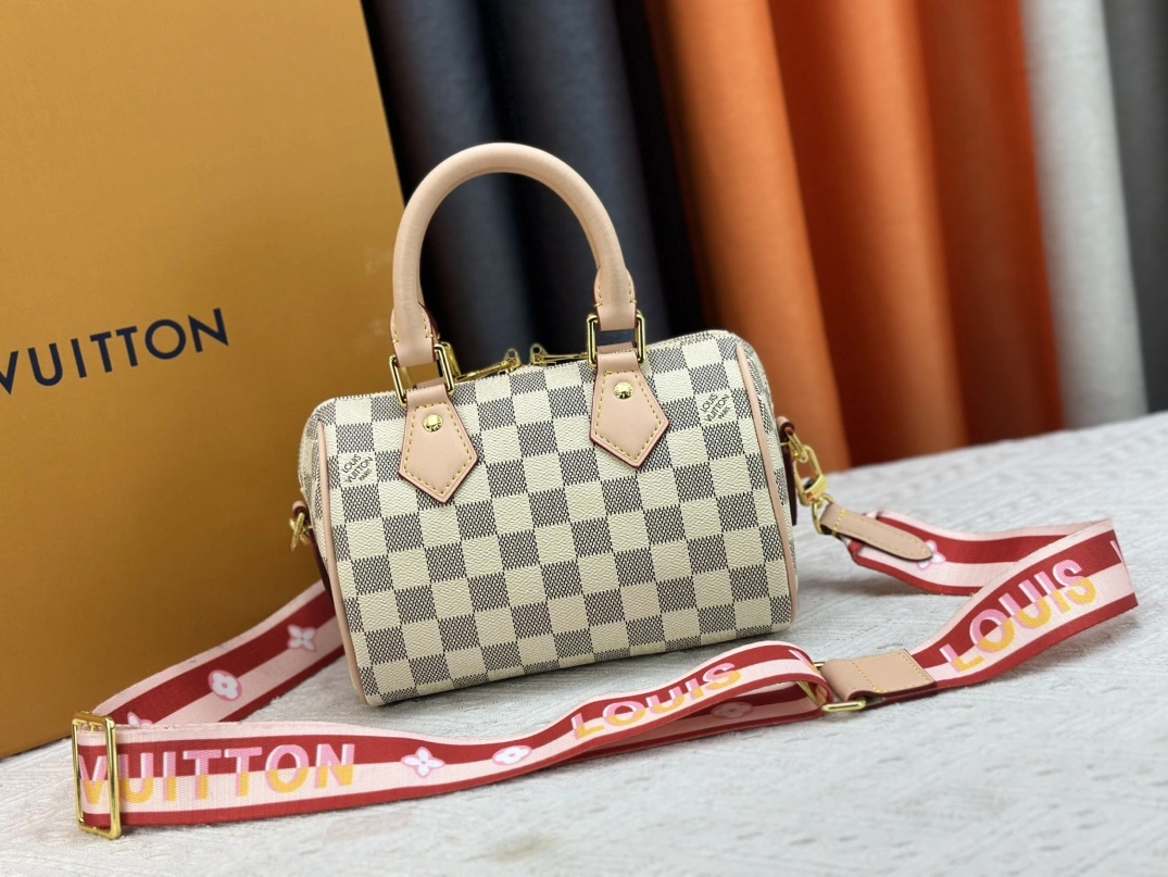 Versatile 8142 Louis Vuitton AAA Quality Handbags For Women