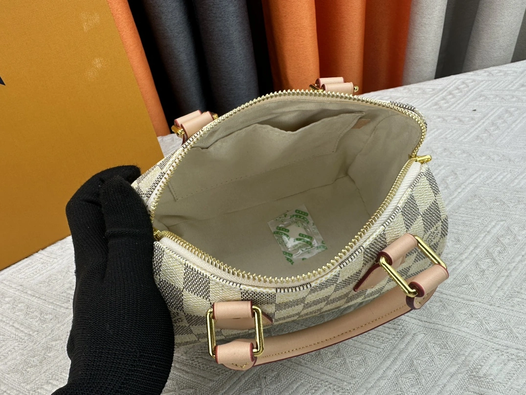 Versatile 8142 Louis Vuitton AAA Quality Handbags For Women