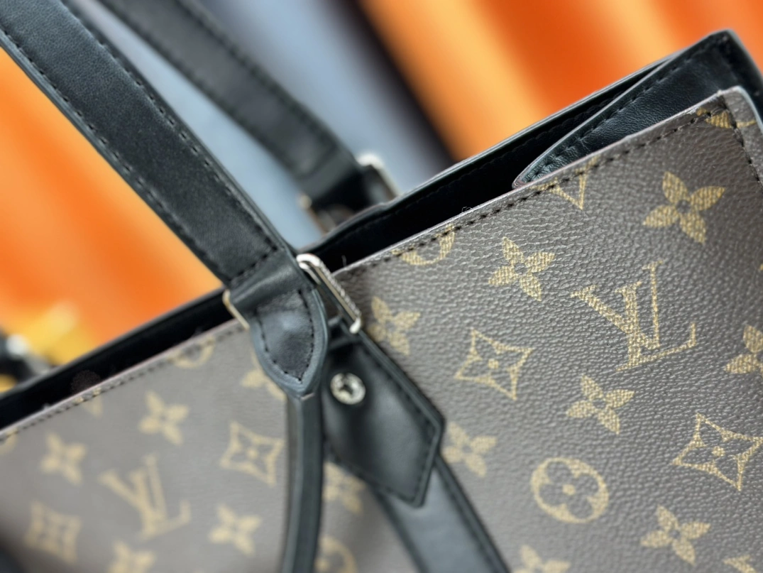Versatile 8150 Louis Vuitton AAA Man Handbags