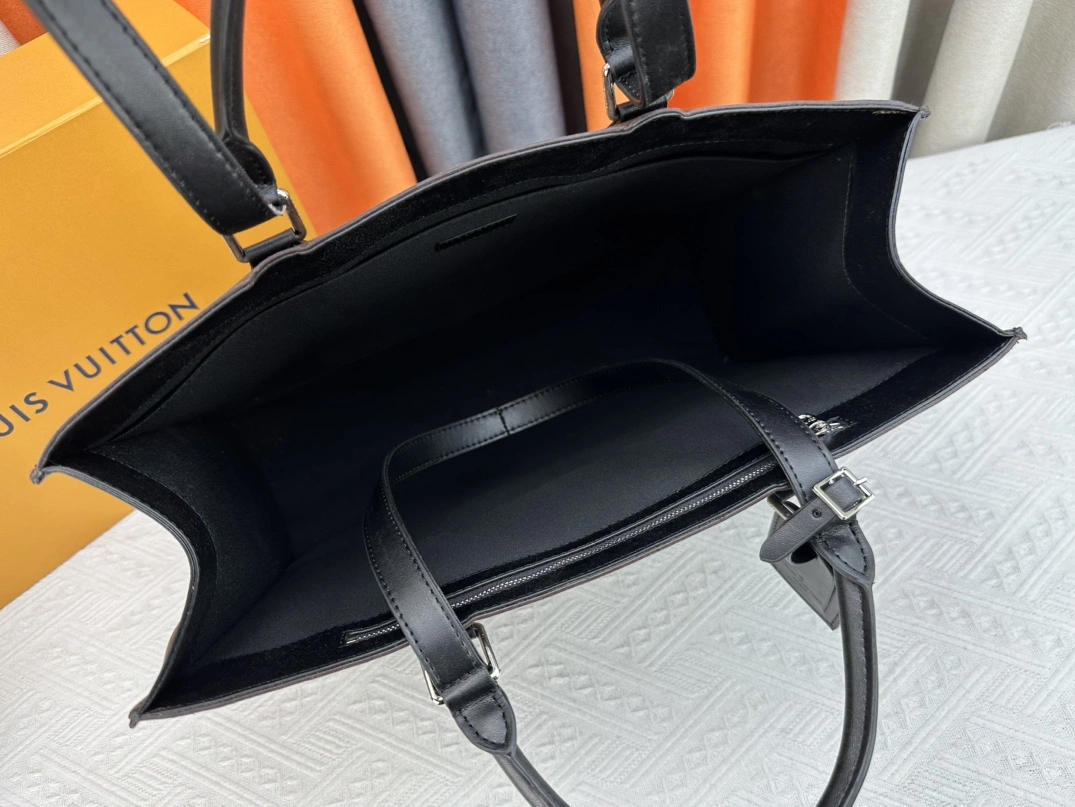 Versatile 8150 Louis Vuitton AAA Man Handbags